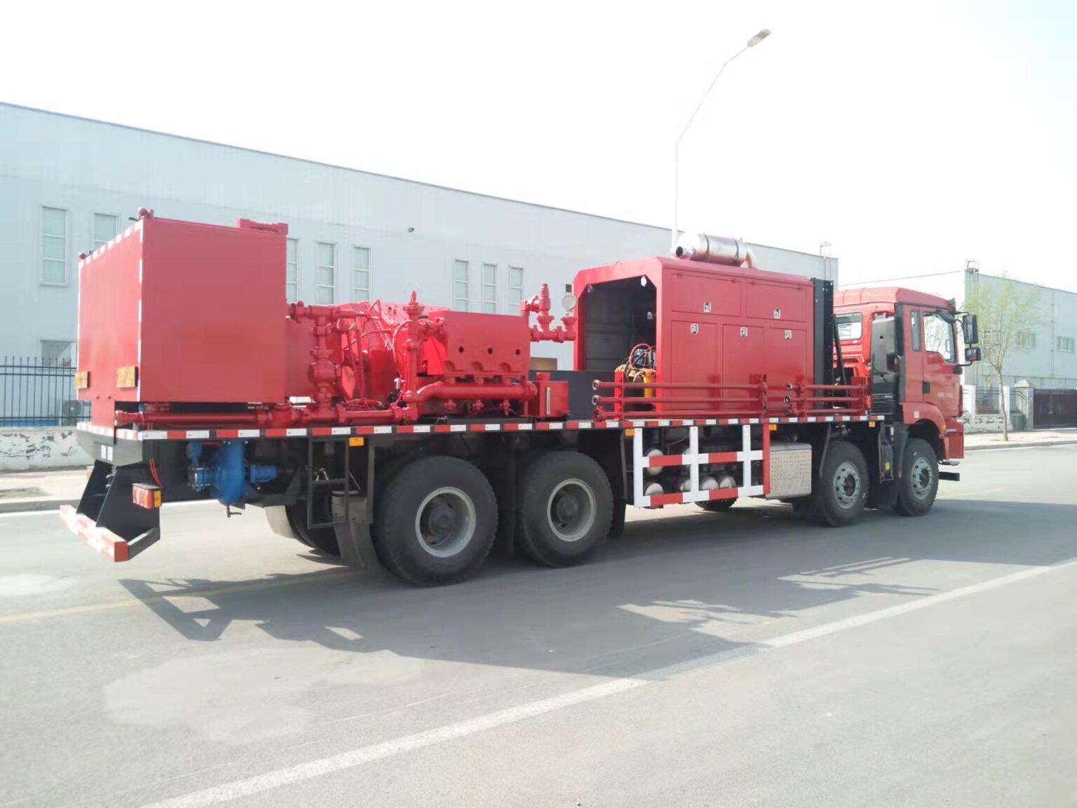 Heavy-duty triplex plunger pump for field service and pressure pumping