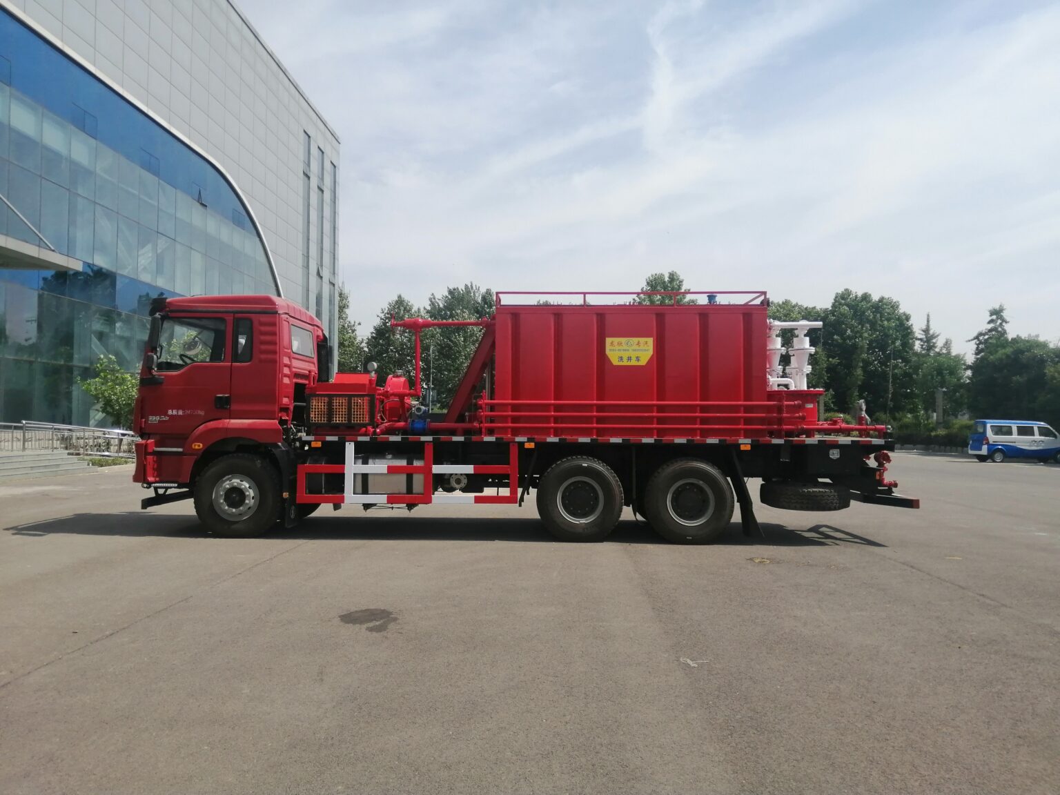 Oilfield flushing truck used in sand cleanout workflow for oil wells