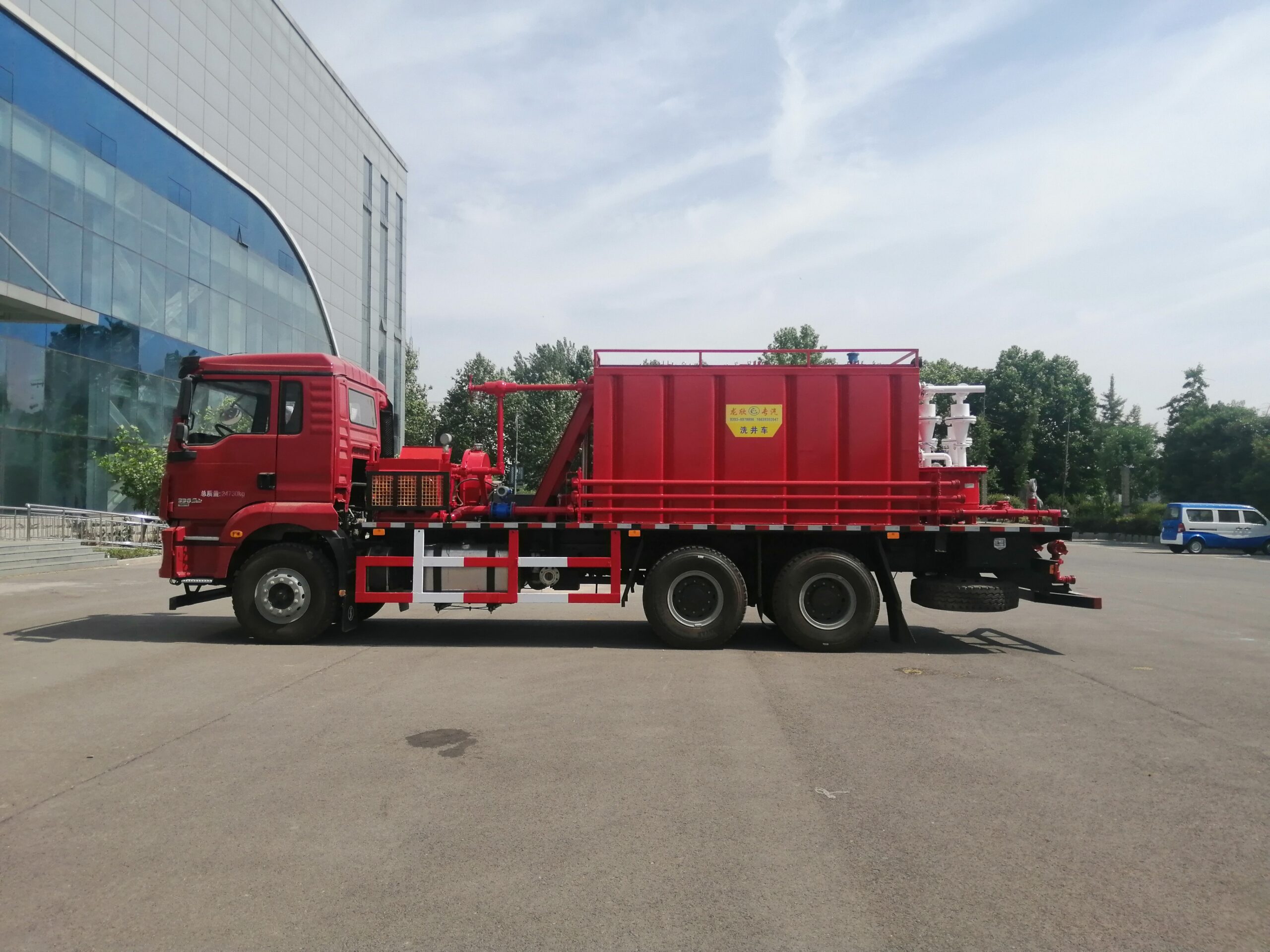 Sand flushing unit for oilfield well cleaning operations