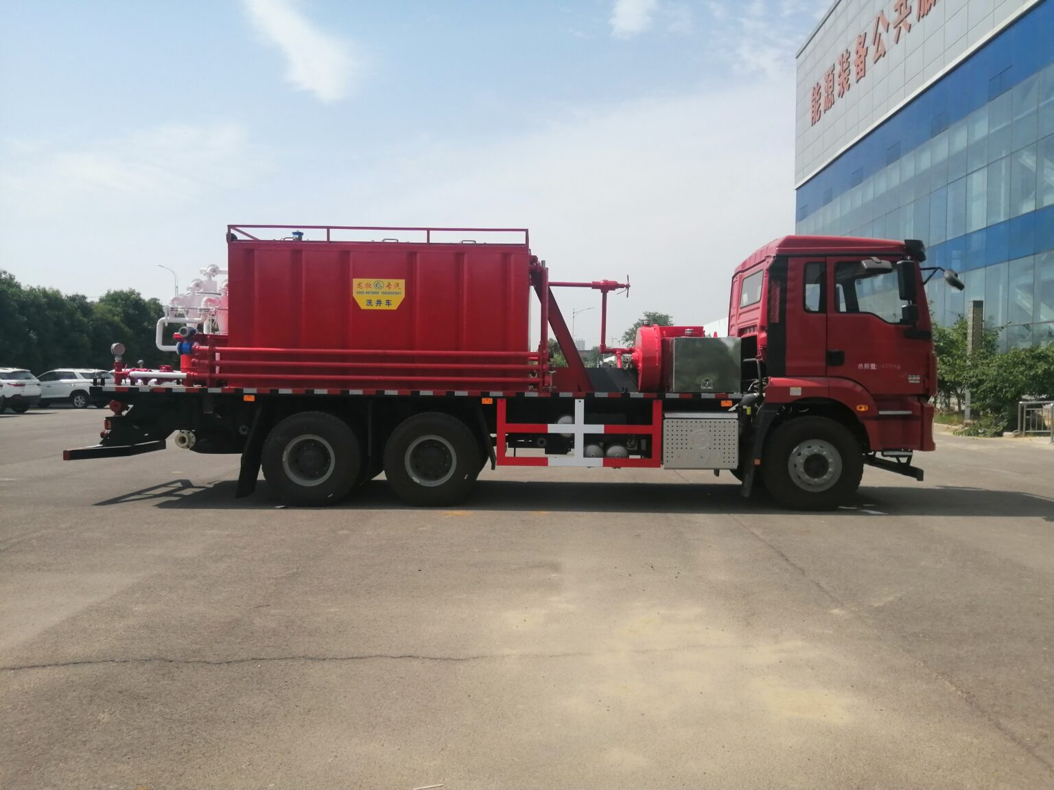 Mobile flushing truck for oil well sand cleanout and circulation service