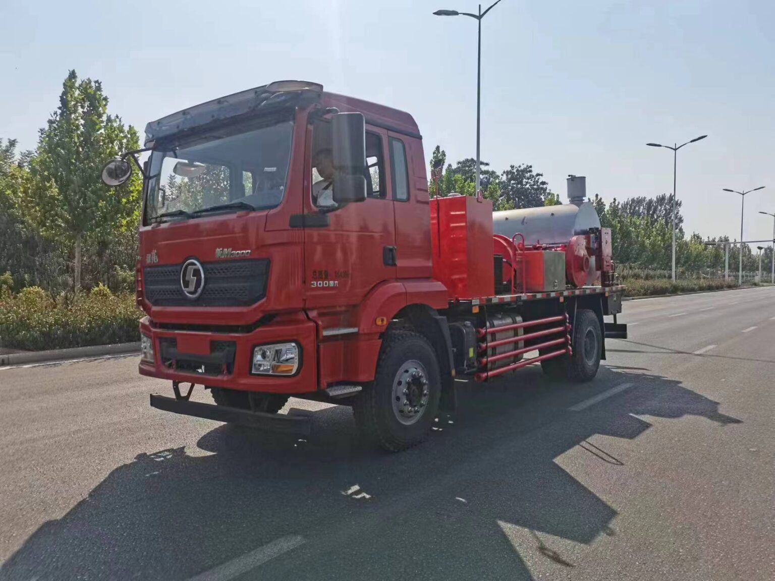 Hot oil flushing procedure using a truck mounted unit for paraffin removal