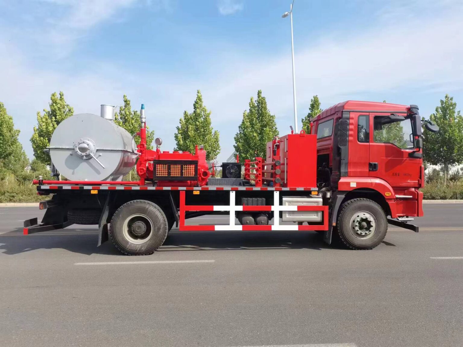 Well flushing and wax removal truck for waxy crude oilfield service