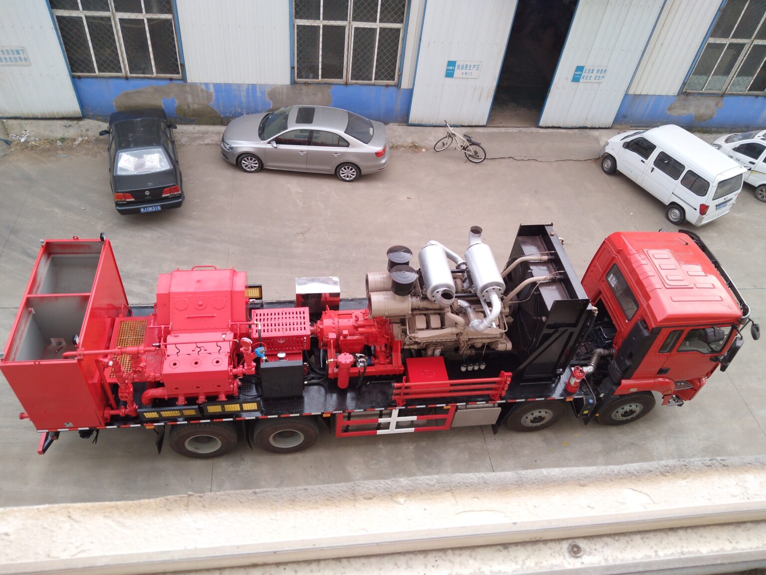 Oilfield transmission box used in pressure pumping power transfer