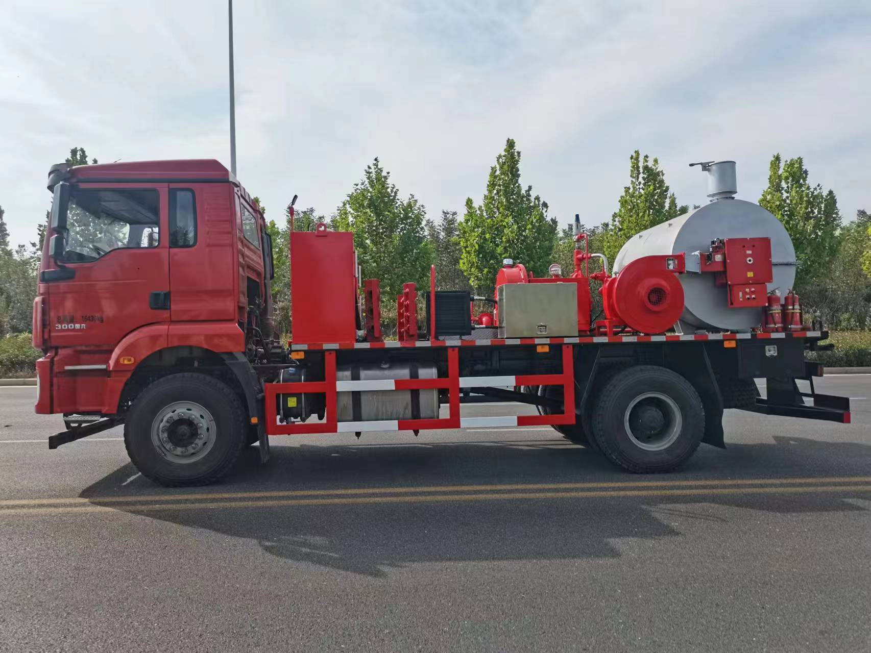 Paraffin removal truck triplex plunger pump system — high-pressure hot oil circulation