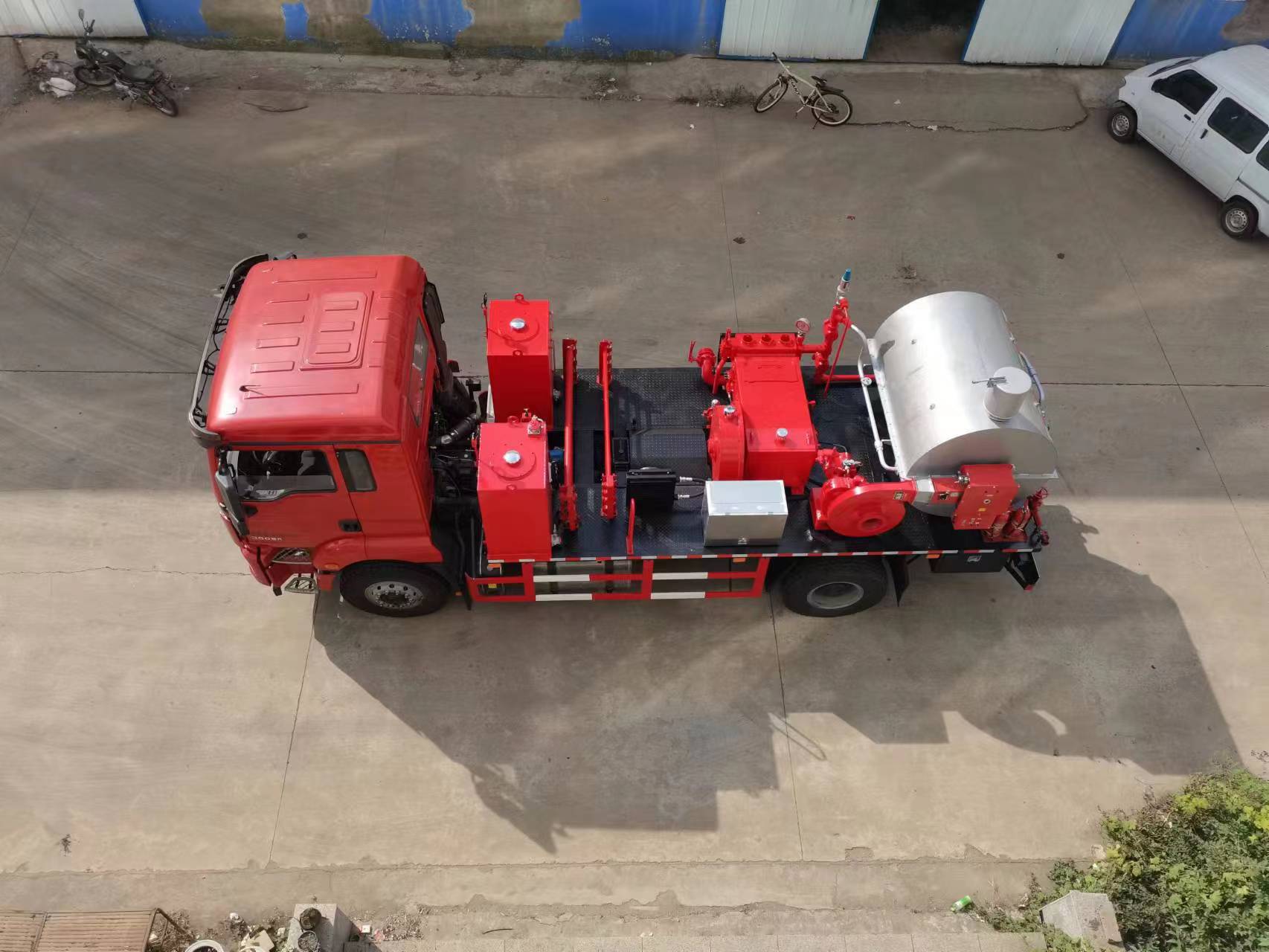 Oilfield wax removal truck fluid tank and piping — complete mobile wax removal unit
